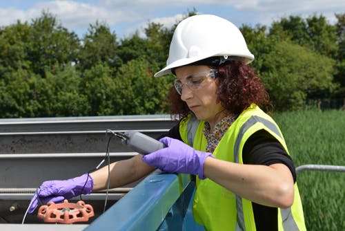 Content Dam Ww Online Articles 2018 07 Picture Shows Joana Manuel Silva Dias Testing At A Wastewater Treatment Plant