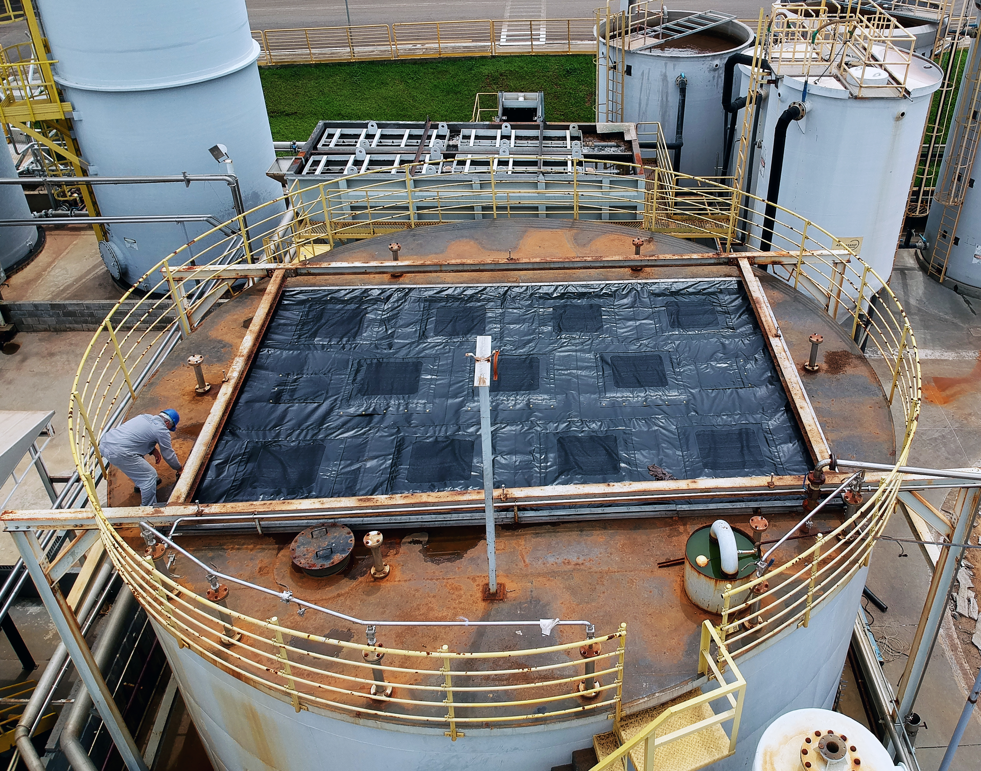 The FEMSA wastewater plant in Marilia had two rectangular reactors fitted with Anue Geomembranes&rsquo; reinforced odor control system with integrated activated carbon filters.