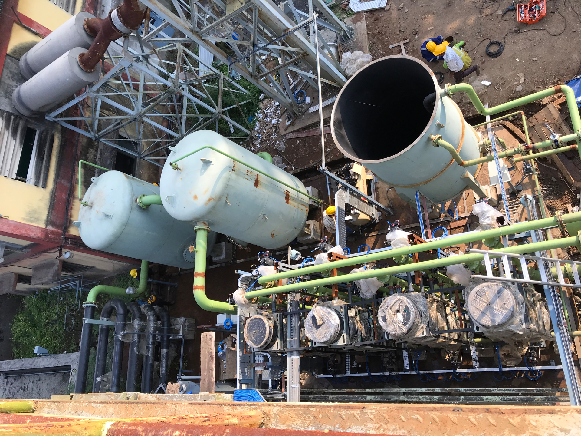 The work area available for the water treatment installation was filled with pipes, equipment, and concrete footing, requiring a solution with a small footprint.