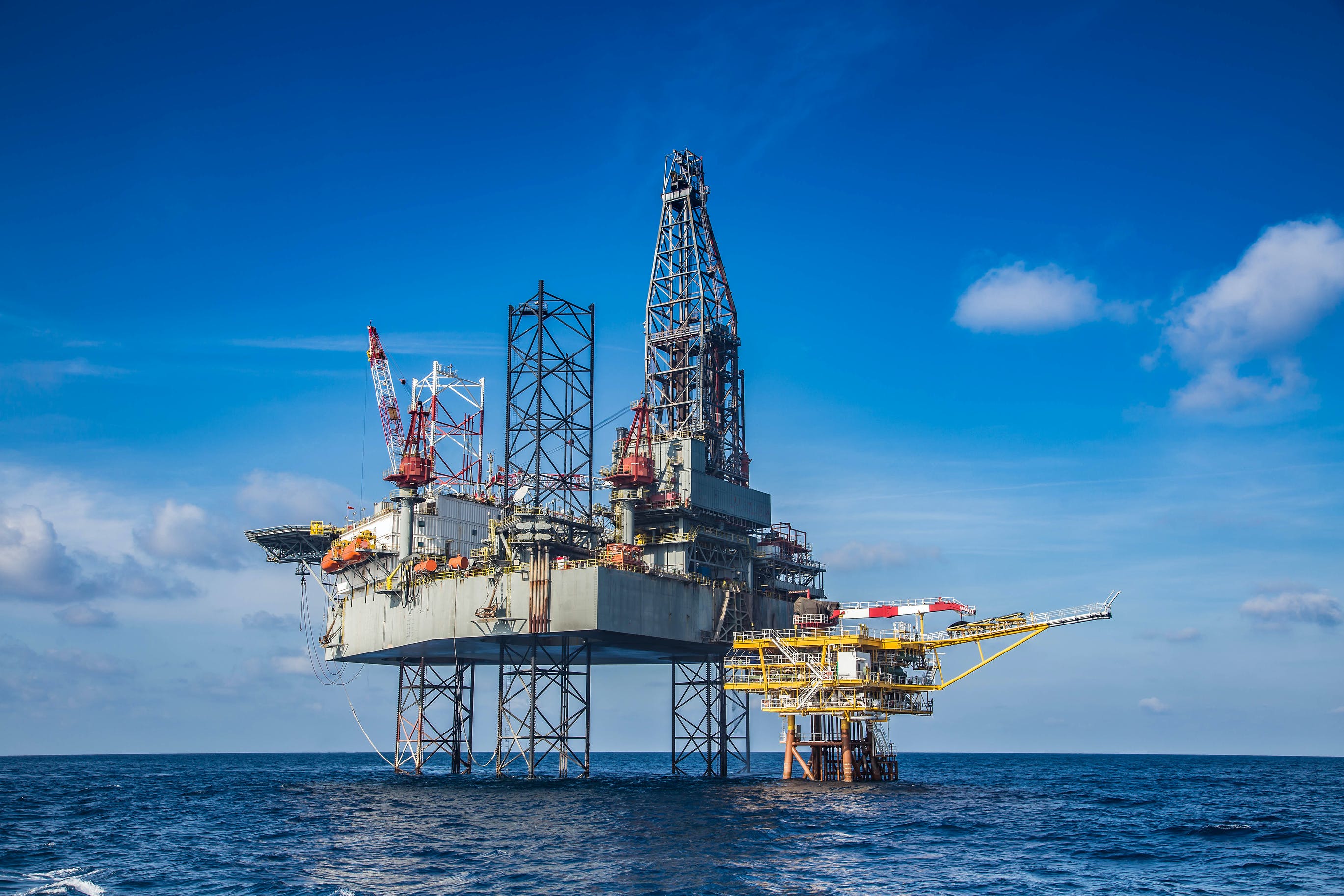 658da5222a9411001eeba28d Oilrig Dreamstime L 100664893